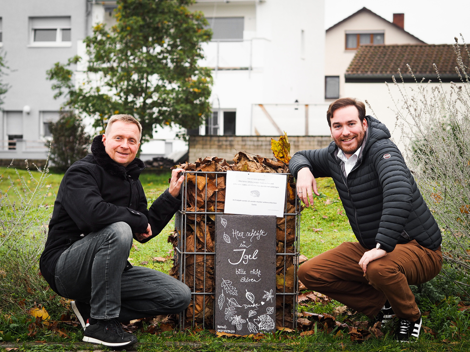 Thomas Birkenmaier und Andreas Sturm freuen sich über die Igelkörbe in Neulußheim.