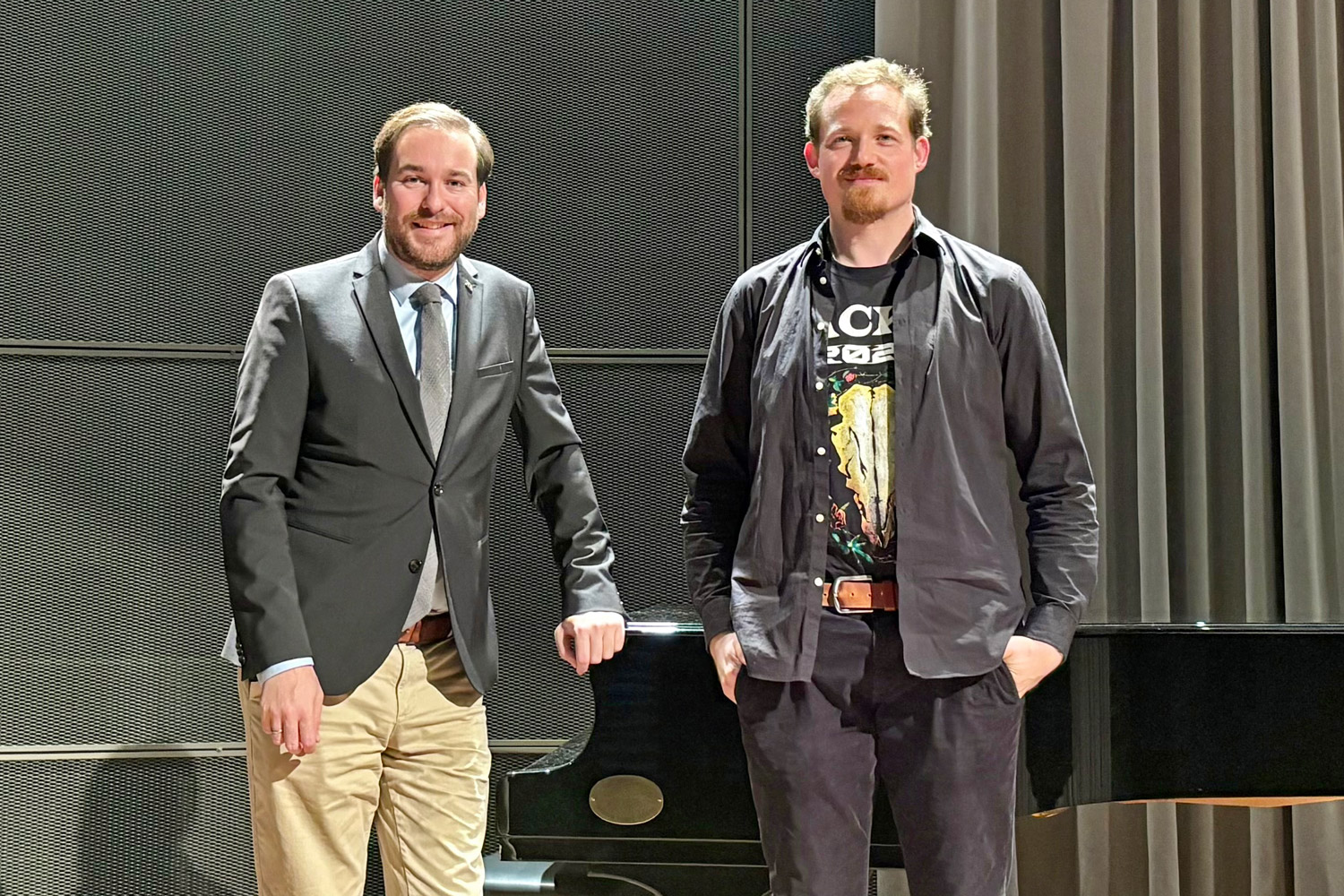 Musikschule Schwetzingen: Andreas Sturm MdL (CDU) im Gesprch mit Schulleiter Philipp Wolfart. (Foto: Melkus)