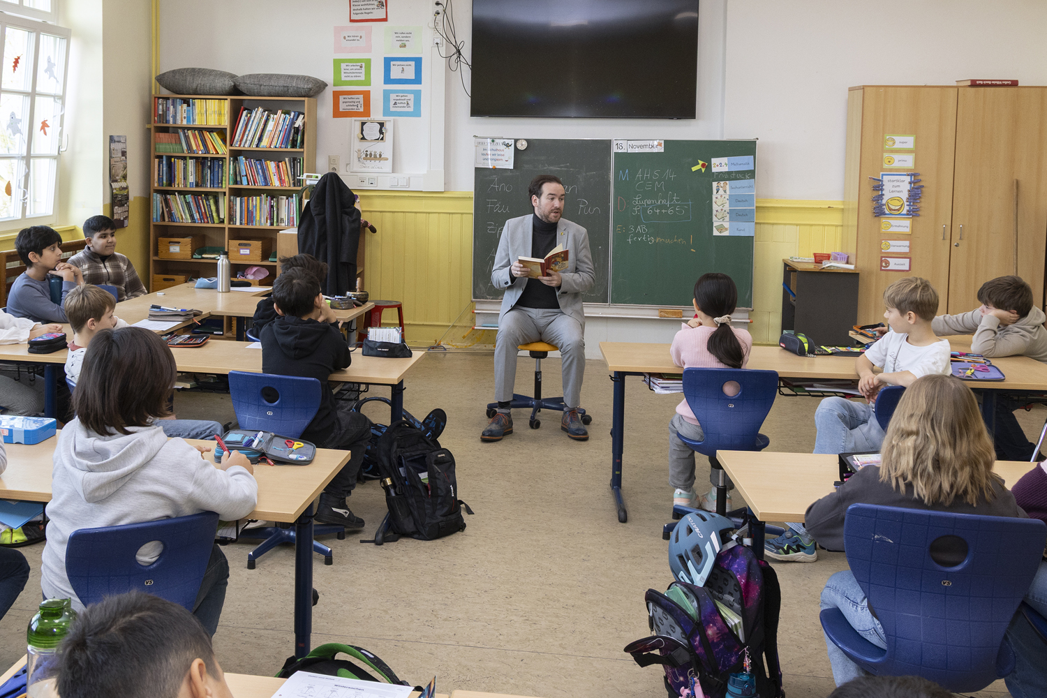 Bundesweiter Vorlesetag 2025 am 21. November: Landtagsabgeordneter Andreas Sturm las vorab in der Pestalozzischule Hockenheim. (Foto: Busse)