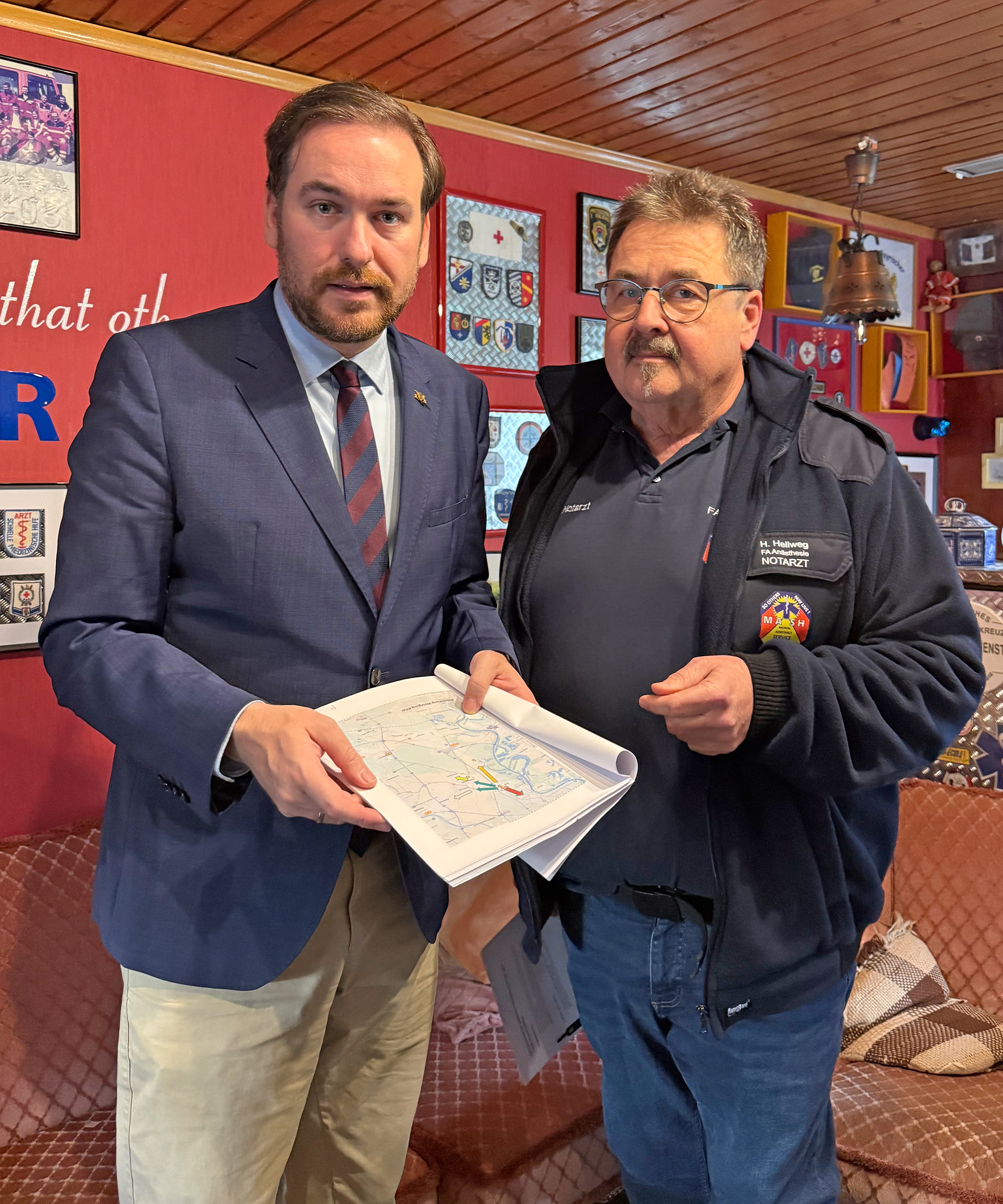 Auf dem Foto (v.l.): Landtagsabgeordneter Andreas Sturm (CDU) und Notarzt Heiner Hellweg.