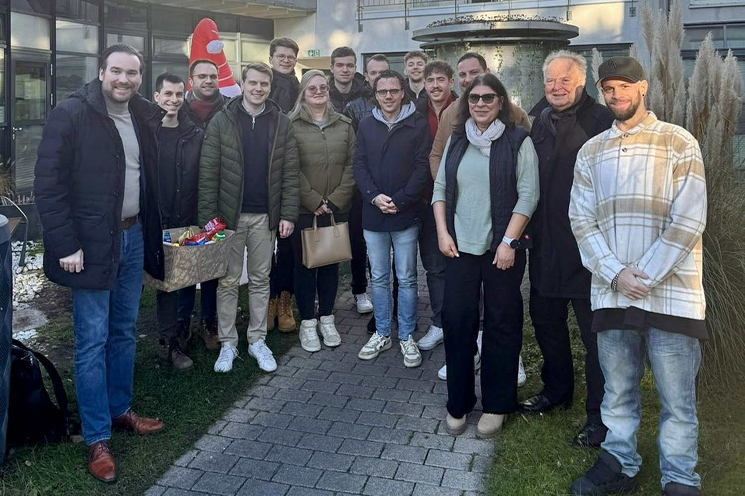 Mitglieder der JU Rhein-Neckar mit dem CDU-Landtagsabgeordneten Andreas Sturm (links) und Prof. Dr. Gustav R�ckemann sowie Einrichtungsleiter Adrian Berlinghof (rechts) in St. Thomas in Schwetzingen