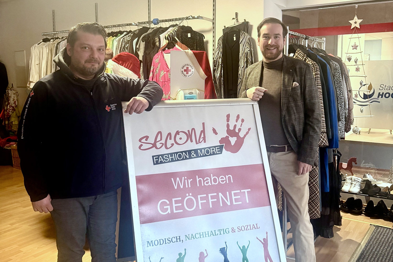 Foto: Andreas Sturm im Gespr�ch mit Manuel Wamser vom DRK im Secondhand-Kleiderladen in Hockenheim 