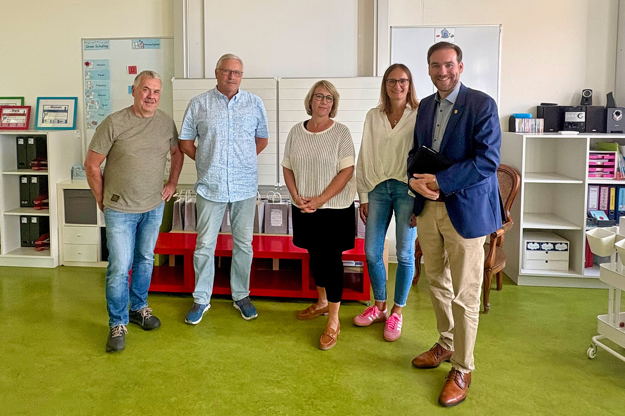 Foto: Besuch der Grundschule in Ketsch: (v.l.) CDU-Gemeinder�te Rainer Fuchs und Michael Seitz, Schulleiterin Sylvia Schimmeier und Konrektorin Storz sowie Andreas Sturm MdL.