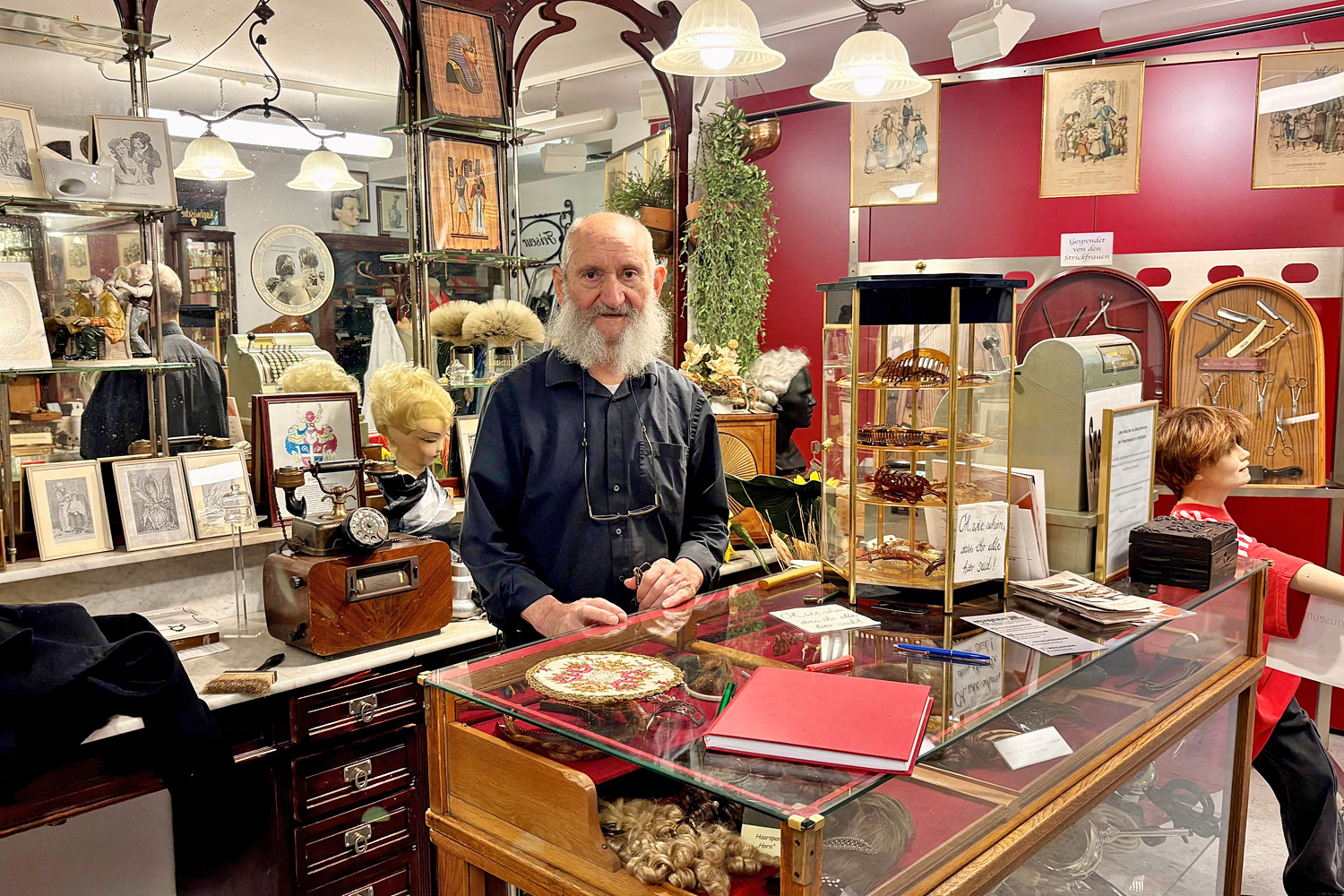 Foto: Friseurmeister Willi D�rr gibt im Friseurmuseum in Altlu�heim Einblicke in die Geschichte des Friseurhandwerks.